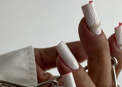 Design modern pentru unghii la Elysia Beauty Lounge, București, București, RO. Stil elegant cu detalii rafinate.