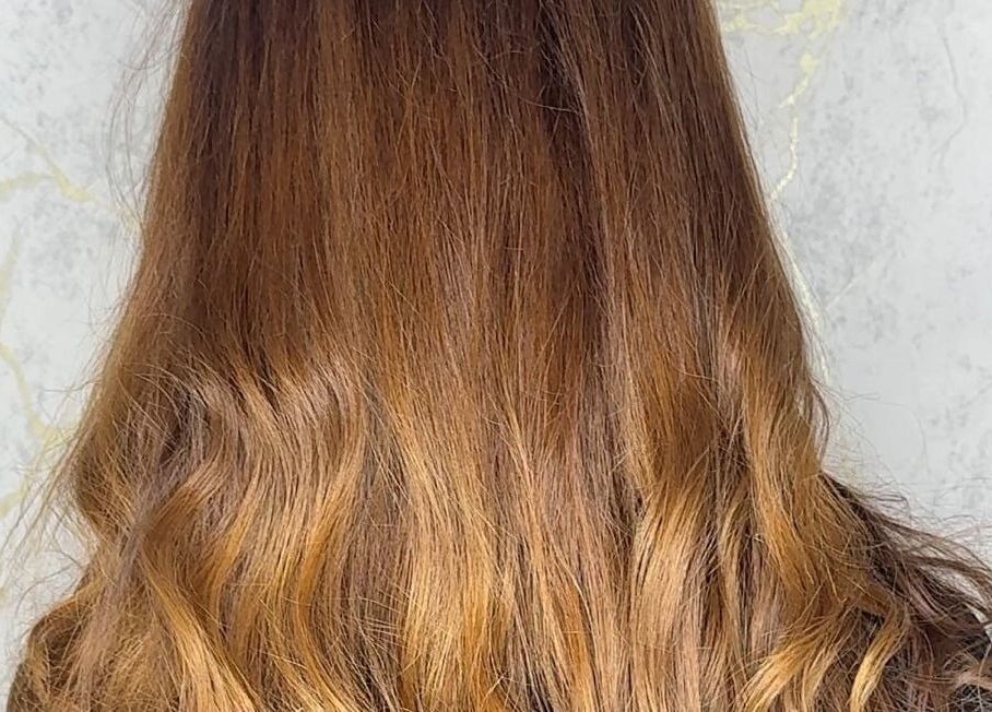 Păr ondulat elegant la Elysia Beauty Lounge, București, București, RO, pentru un look sofisticat.