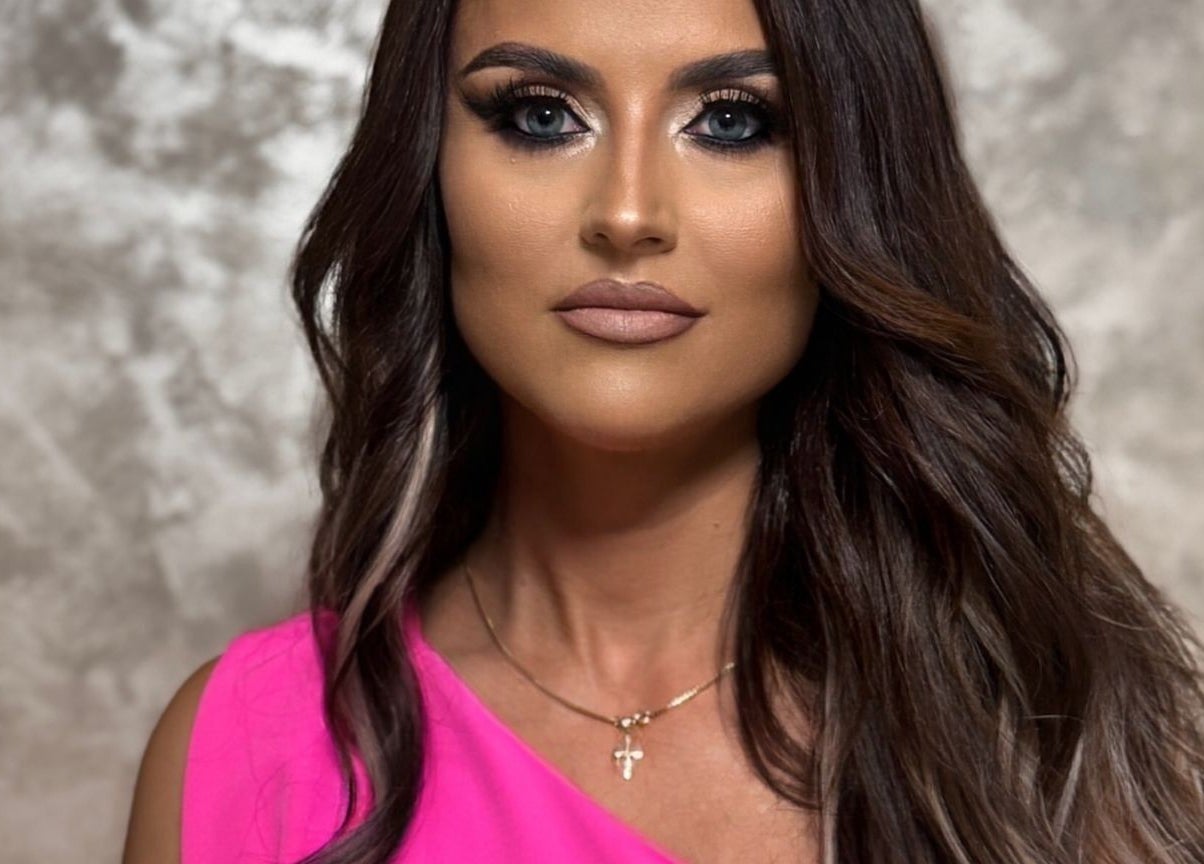 Machiaj elegant realizat la Elysia Beauty Lounge, București, RO. Look radiant cu accent pe ochi.