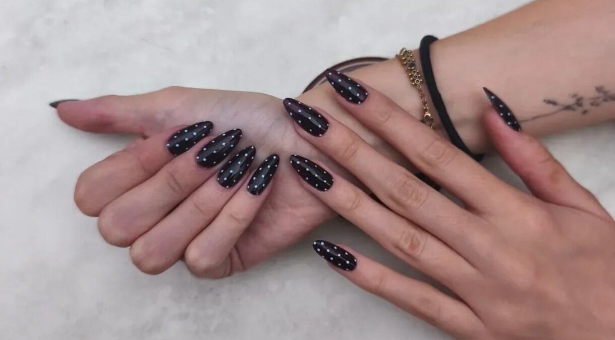 Nail art élégant à Born To Do Nailz, Lille, Hauts-de-France, FR. Ongles noirs avec des points blancs.