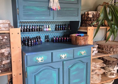 Gezellige nagellakdisplay in Janneke's Nagelhuisje, Ospel, Limburg, NL met rustieke houten details.