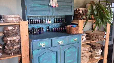 Gezellige nagellakdisplay in Janneke's Nagelhuisje, Ospel, Limburg, NL met rustieke houten details.