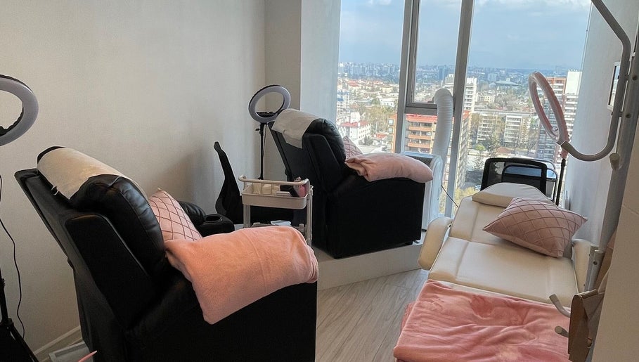 Sala de belleza con vista panorámica en Luxury Lashes, Ñuñoa, Región Metropolitana, CL.