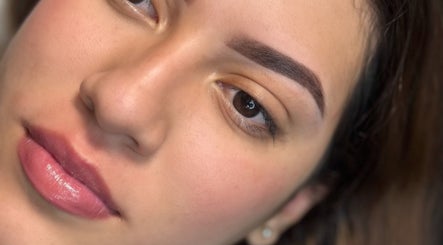 Primer plano de cejas definidas en Luxury Lashes, Ñuñoa, Región Metropolitana, CL.