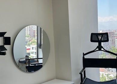 Sala de maquillaje en Luxury Lashes, Ñuñoa, Región Metropolitana, CL, con vista panorámica.