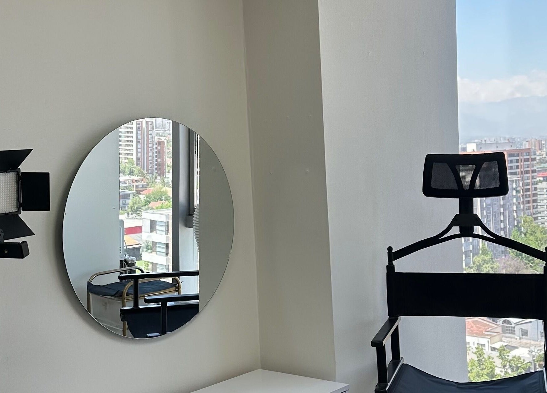 Sala de maquillaje en Luxury Lashes, Ñuñoa, Región Metropolitana, CL, con vista panorámica.