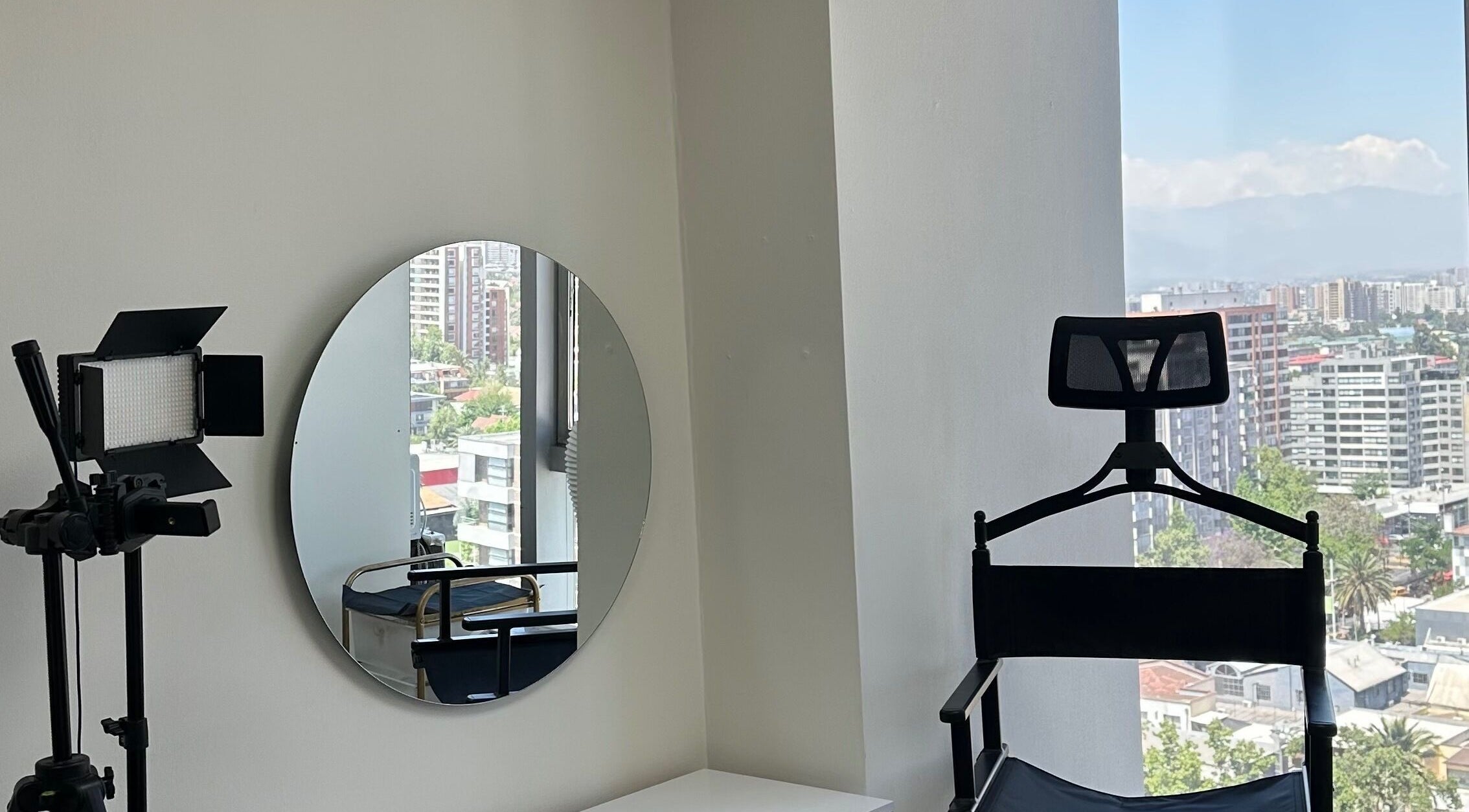 Sala de maquillaje en Luxury Lashes, Ñuñoa, Región Metropolitana, CL, con vista panorámica.