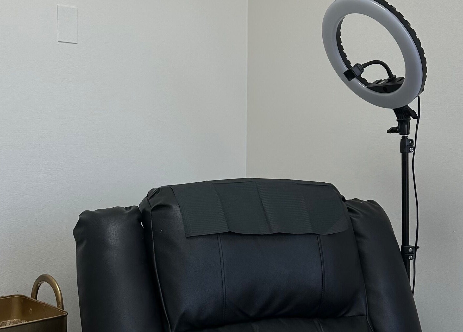 Silla negra y aro de luz en Luxury Lashes, Ñuñoa, Región Metropolitana, CL.