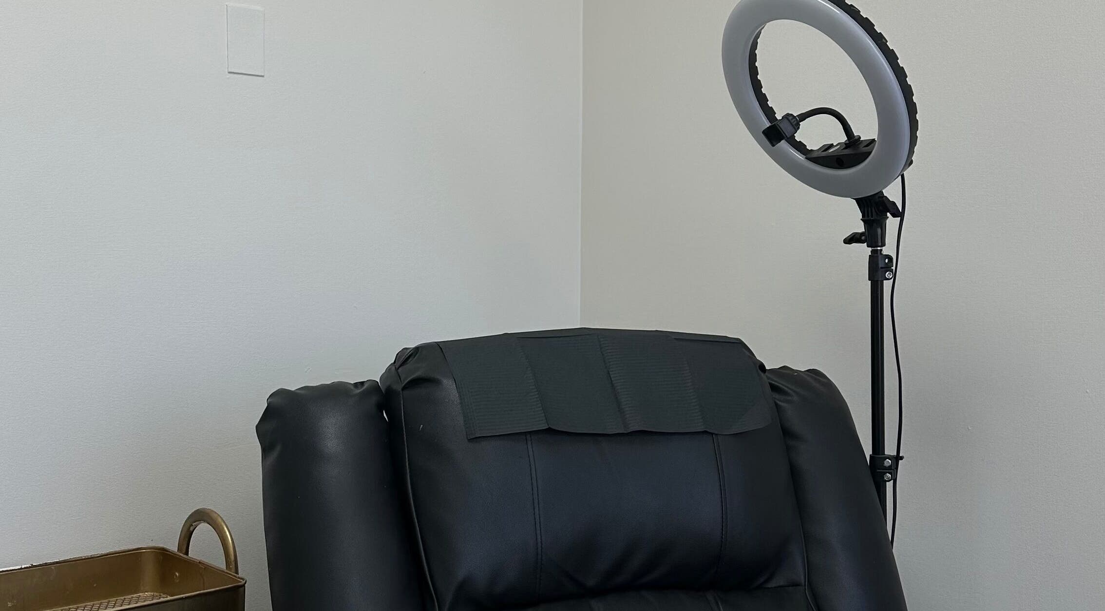 Silla negra y aro de luz en Luxury Lashes, Ñuñoa, Región Metropolitana, CL.