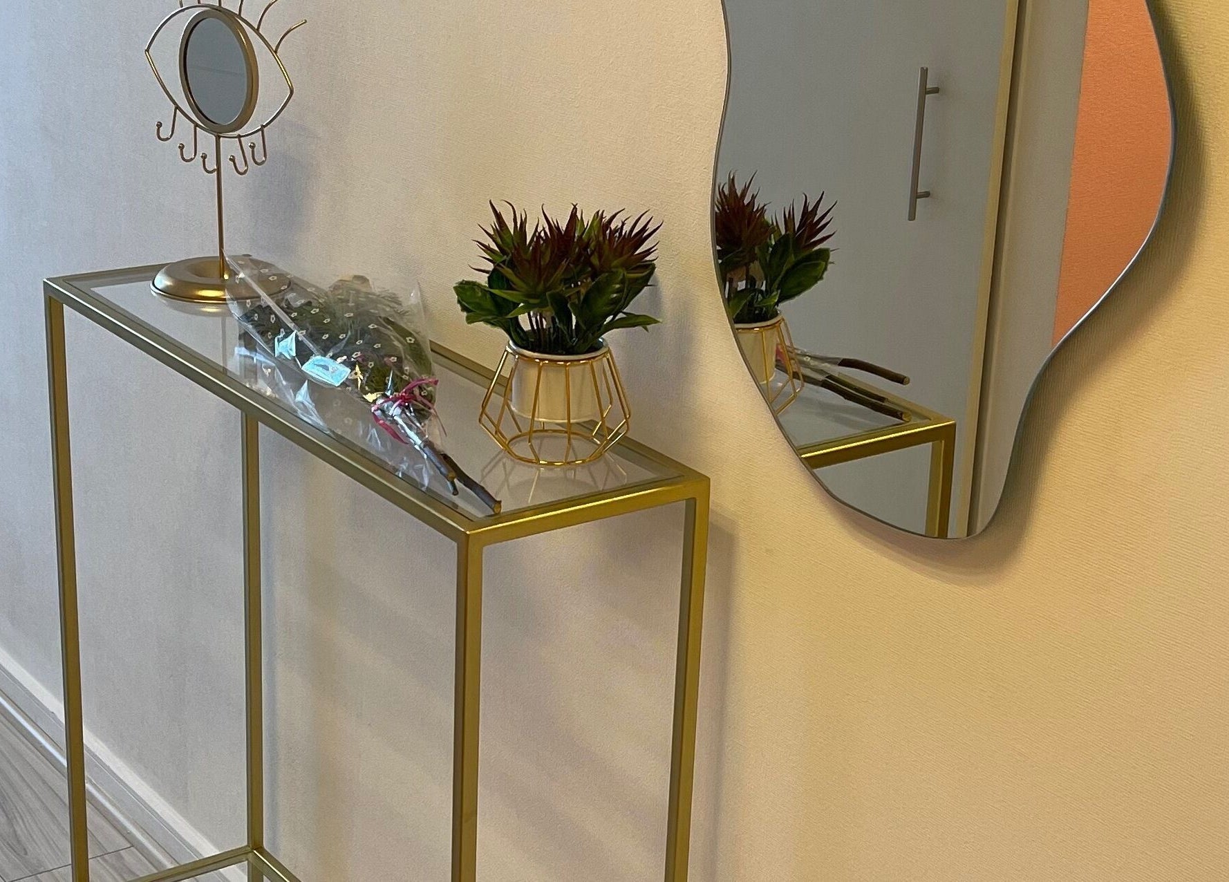 Decoración interior elegante en Luxury Lashes, Ñuñoa, Región Metropolitana, CL, con espejo y consola dorada.