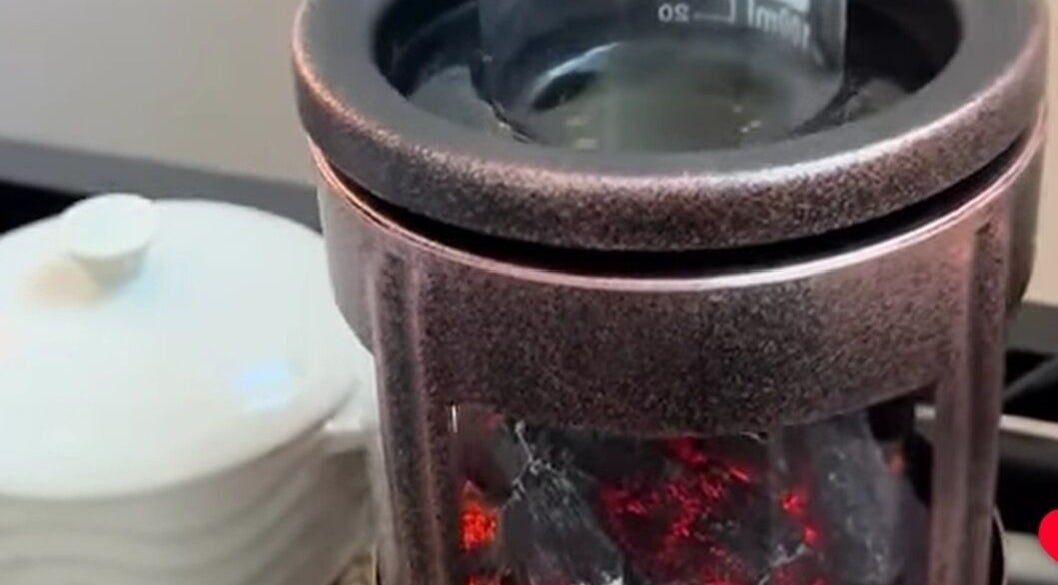 Healing with Winnie在Warrington的茶具细节展示，提升放松体验。