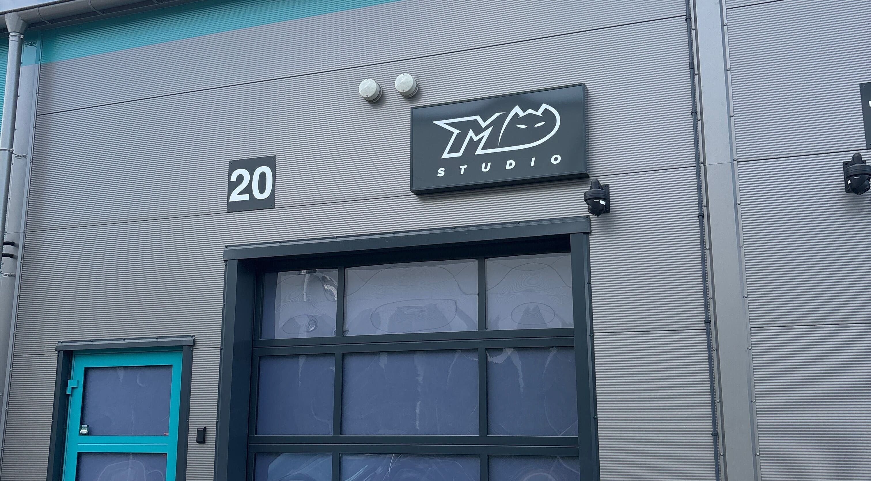 Wejście do Manul Detailing w Jawczycach, Województwo Mazowieckie, PL z zewnętrznym oznakowaniem studia.