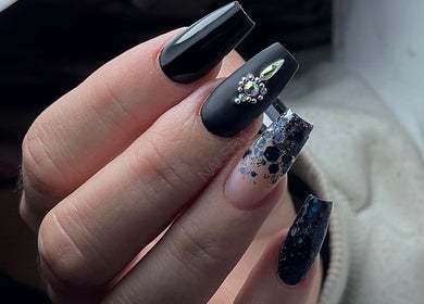 Nail art élégant et noir chez Nail’s By L.A, Machecoul, Pays De La Loire, FR, mettant en valeur des détails scintillants.