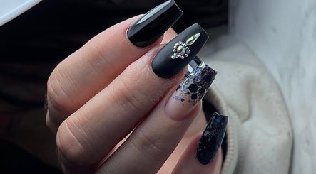 Nail art élégant et noir chez Nail’s By L.A, Machecoul, Pays De La Loire, FR, mettant en valeur des détails scintillants.