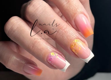 Manucure élégante avec dégradé et paillettes chez Nail’s By L.A, Machecoul, Pays De La Loire, FR.