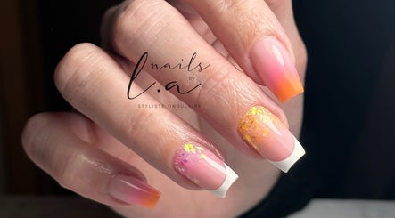 Manucure élégante avec dégradé et paillettes chez Nail’s By L.A, Machecoul, Pays De La Loire, FR.