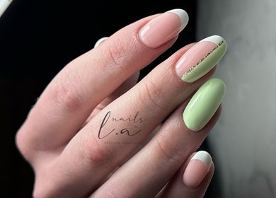 Manucure élégante à Nail’s By L.A, Machecoul, Pays De La Loire, FR. Ongles français et vert pastel.
