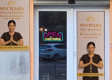 NUCHABA Thai Massage bejárat Budapest, Magyar, HU. Nyitva tartás, és üdvözlő neon fény a kirakatban.