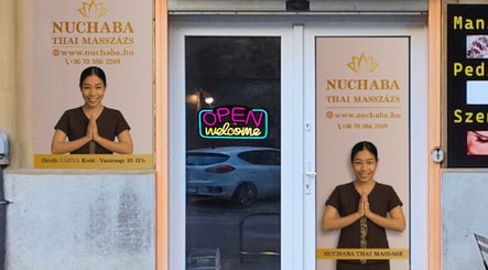 NUCHABA Thai Massage bejárat Budapest, Magyar, HU. Nyitva tartás, és üdvözlő neon fény a kirakatban.