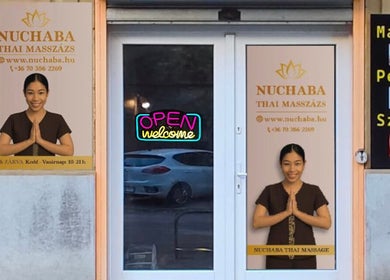 NUCHABA Thai Massage bejárata Budapesten, Magyarországon, barátságos üdvözlettel.