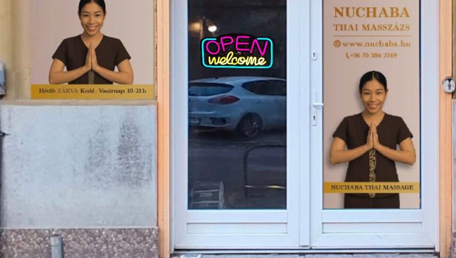NUCHABA Thai Massage bejárata Budapest, Magyar, HU. Üdvözlő tábla és nyitvatartás megjelenítve.
