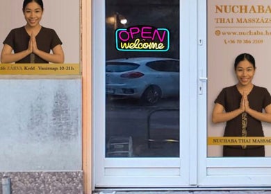 NUCHABA Thai Massage bejárata Budapest, Magyar, HU. Üdvözlő tábla és nyitvatartás megjelenítve.