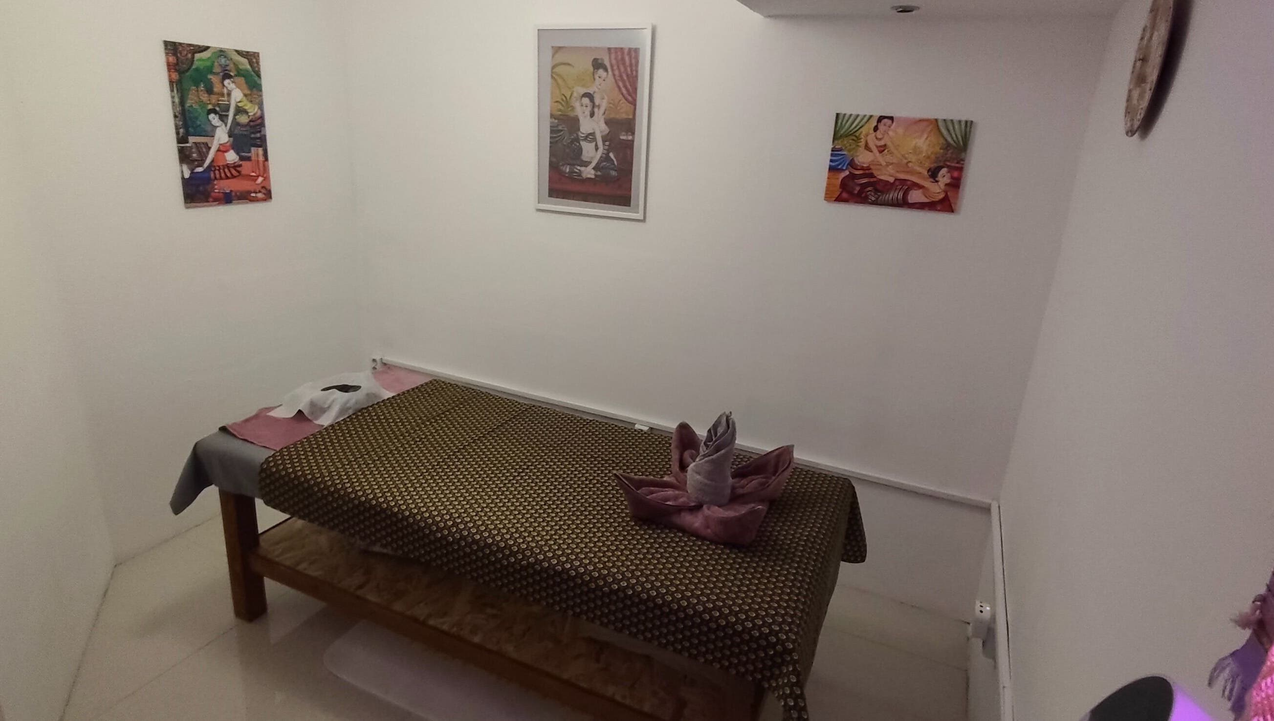 Nuchaba Thai Massage pihentető szoba Budapesten, Magyarországon, elegáns dekorációval.