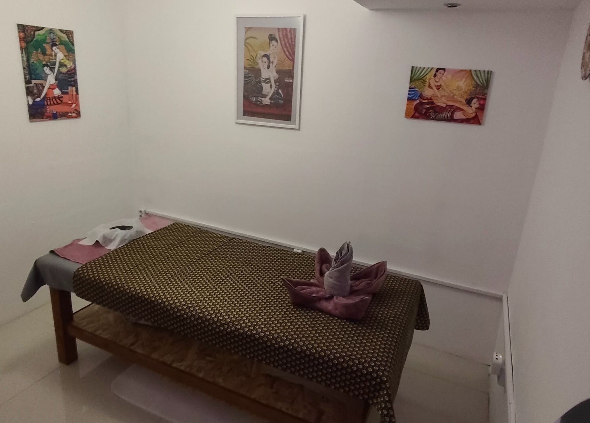 Nuchaba Thai Massage pihentető szoba Budapesten, Magyarországon, elegáns dekorációval.