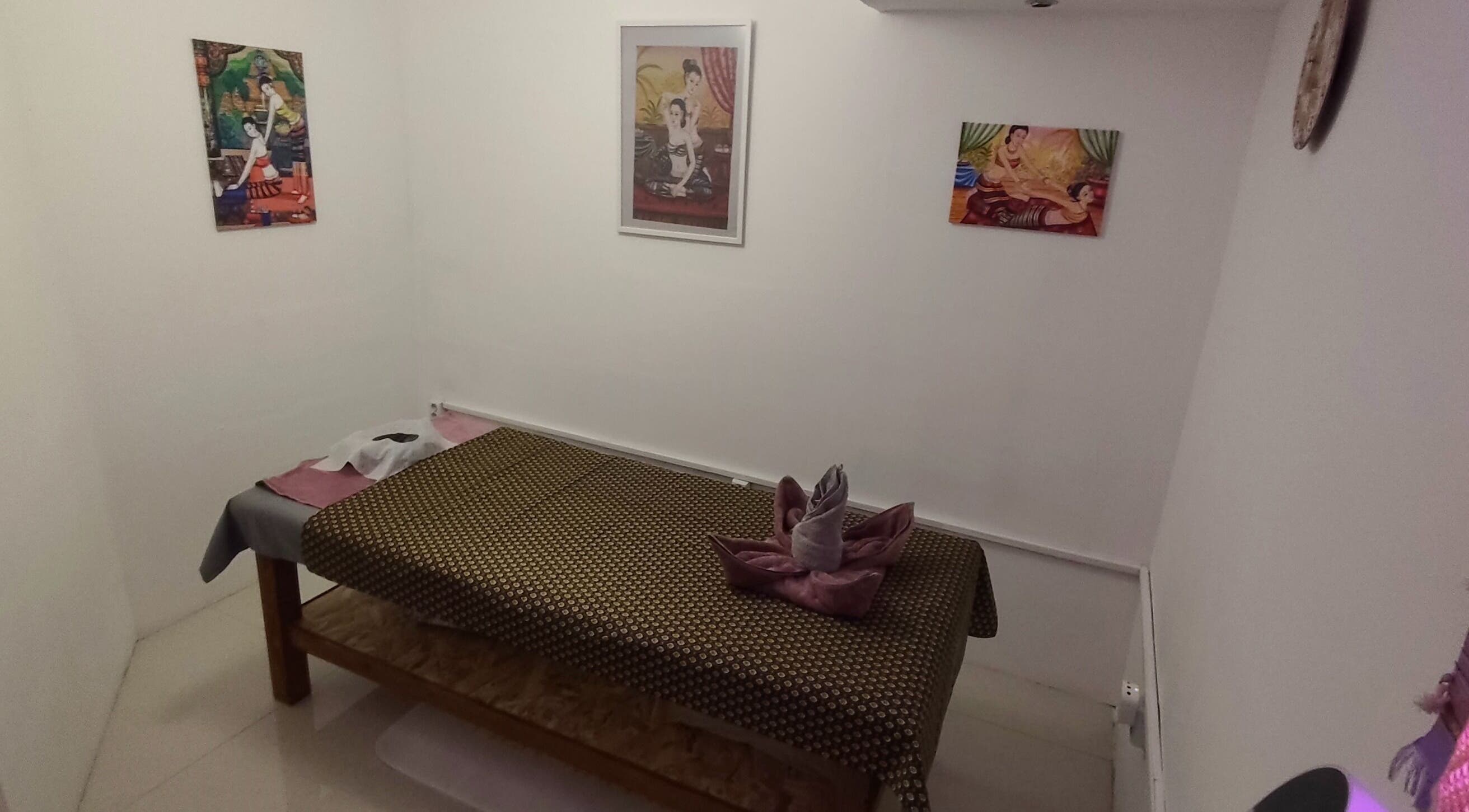 Nuchaba Thai Massage pihentető szoba Budapesten, Magyarországon, elegáns dekorációval.