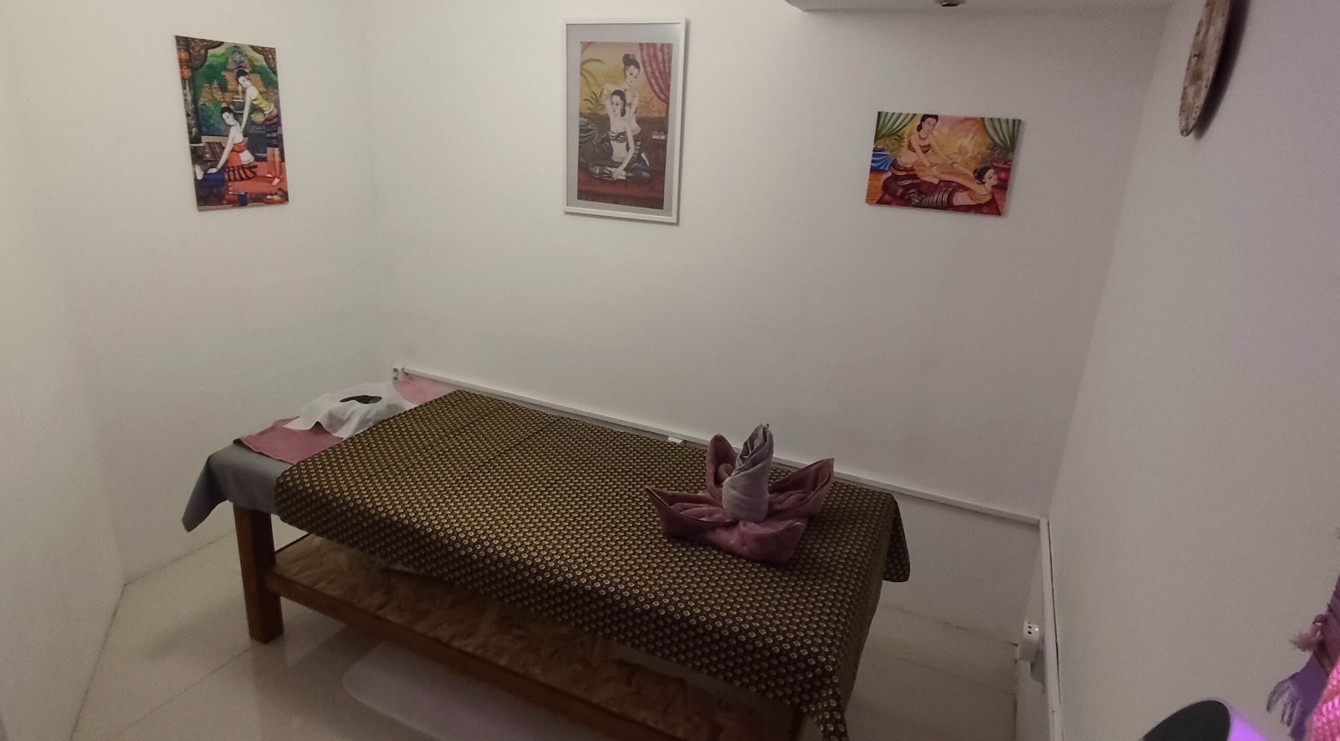 Nuchaba Thai Massage pihentető szoba Budapesten, Magyarországon, elegáns dekorációval.