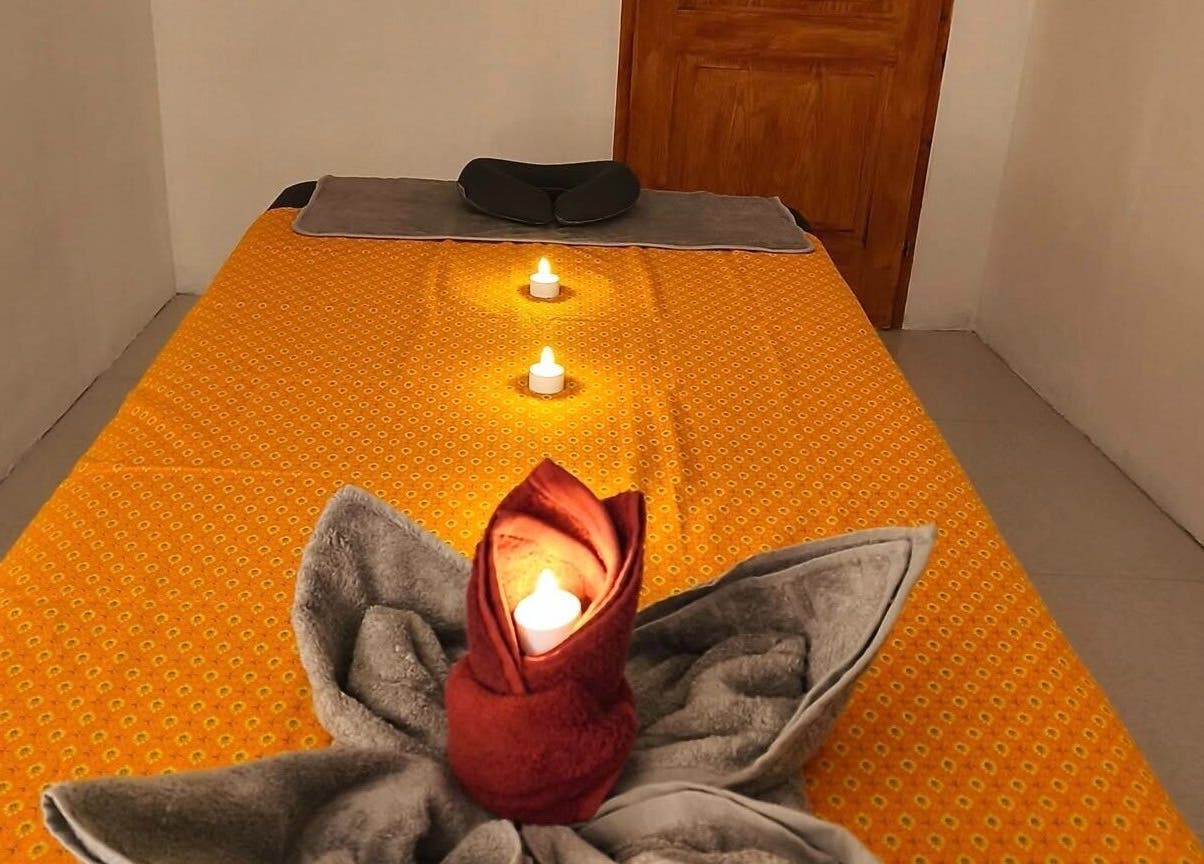 Gyertyafényes masszázságy a Nuchaba Thai Massage-nál, Budapest, Magyar, HU, a teljes relaxációért.