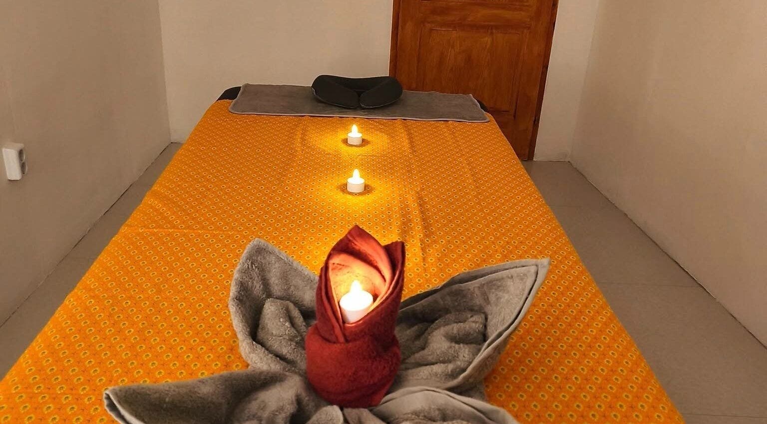 Gyertyafényes masszázságy a Nuchaba Thai Massage-nál, Budapest, Magyar, HU, a teljes relaxációért.