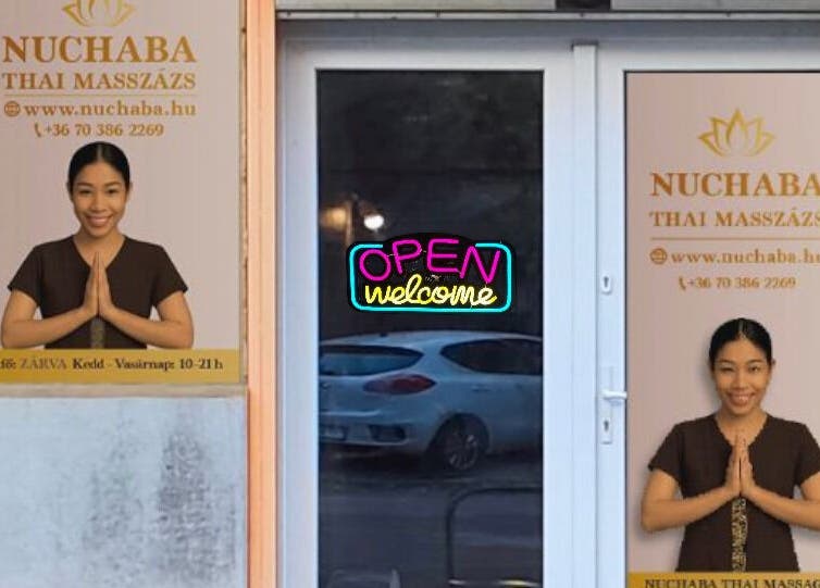 Nuchaba Thai Massage bejárata Budapest, Magyar, HU-ban, nyitva neon felirat.