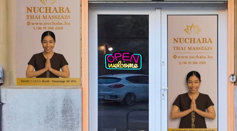 Nuchaba Thai Massage bejárata Budapest, Magyar, HU-ban, nyitva neon felirat.