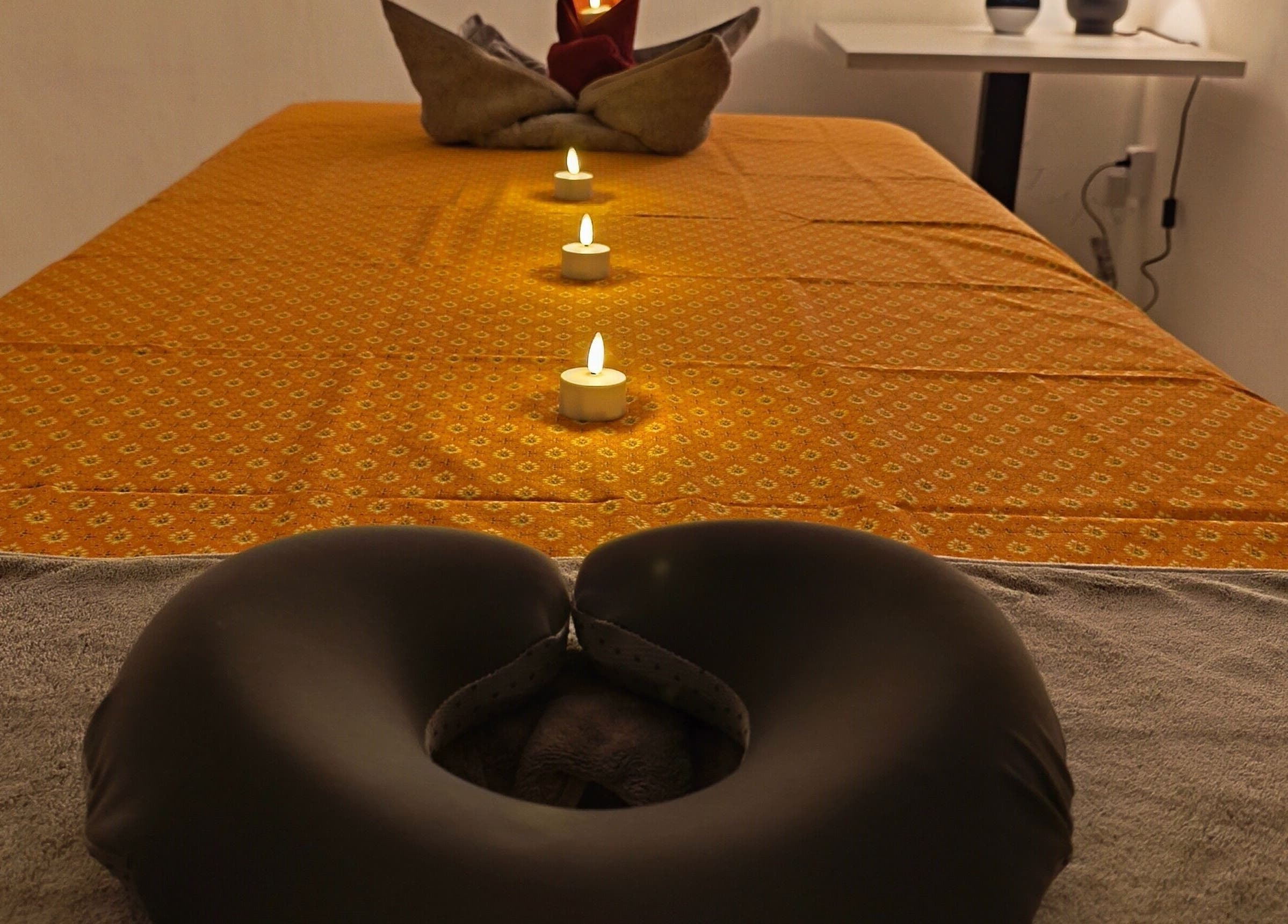 Masszázságy hangulatos gyertyákkal a Nuchaba Thai Massage-ban, Budapest, Magyar, HU.