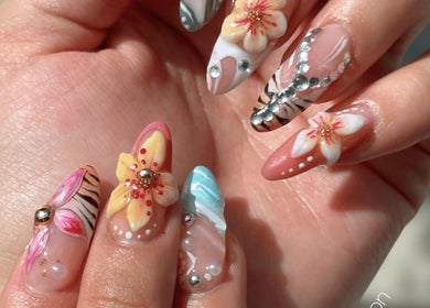 Intricate floral nail art at TONALLI SALON in Guadalajara, Jalisco, MX, featuring detailed 3D flower designs.