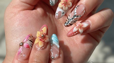 Intricate floral nail art at TONALLI SALON in Guadalajara, Jalisco, MX, featuring detailed 3D flower designs.
