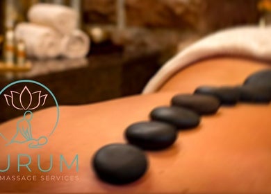 Pietre calde su schiena per massaggio a Aurum luxury home massage, Dubai, Dubai, AE.