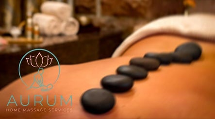 Pietre calde su schiena per massaggio a Aurum luxury home massage, Dubai, Dubai, AE.