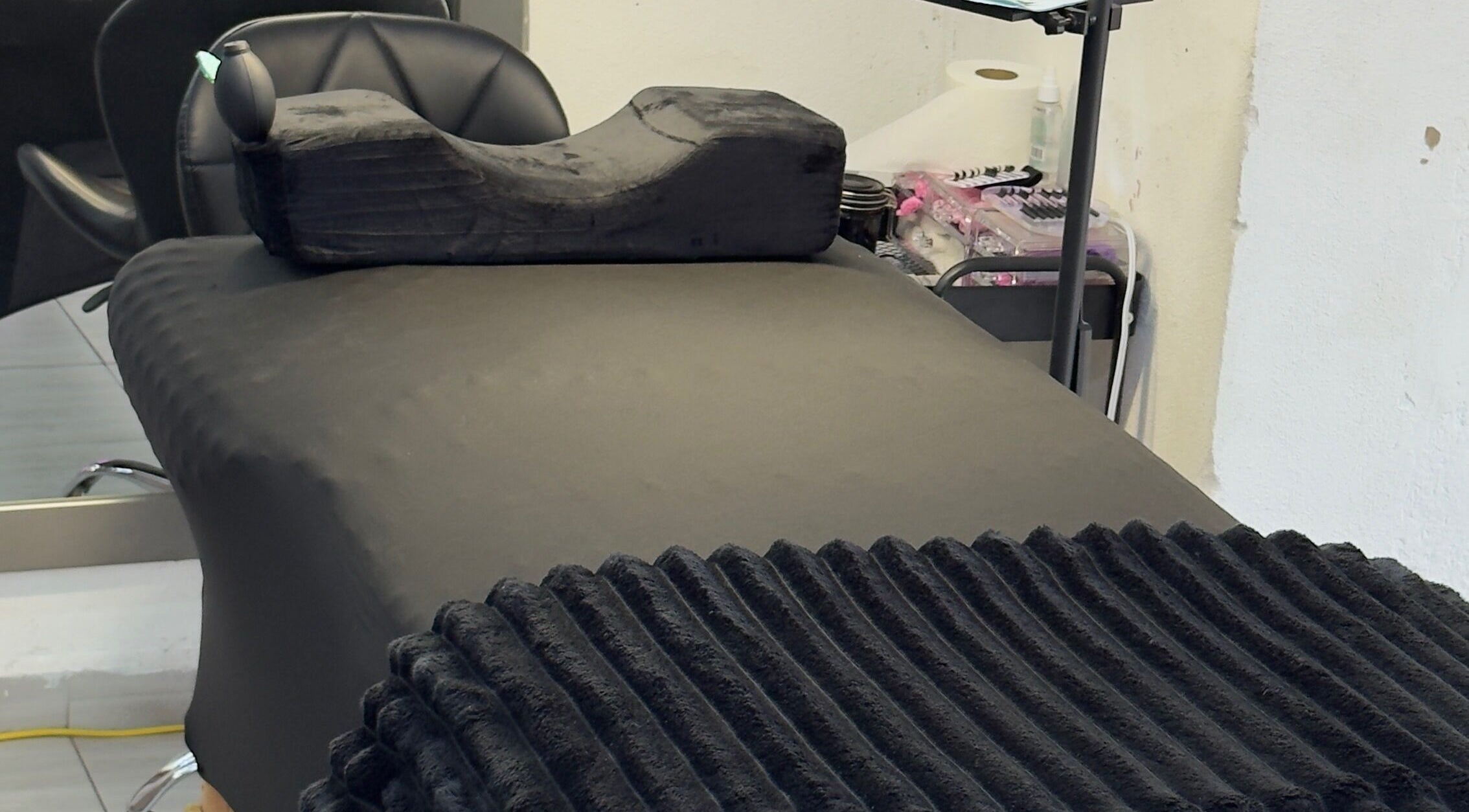 Cama de tratamiento en Dalu Studio, Guadalupe, Nuevo León, MX con un ambiente relajante y moderno.