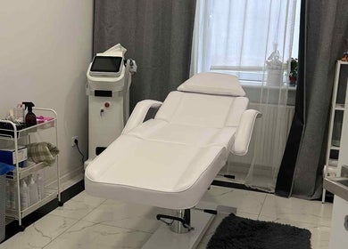 Pokój zabiegowy w Beauty Code, Szczecin, Województwo Zachodniopomorskie, PL, z białym łóżkiem estetycznym.