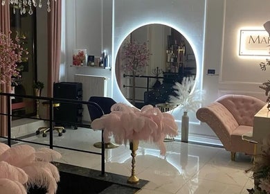 Luksusowe wnętrze Beauty Code w Szczecin, Województwo Zachodniopomorskie, PL. Różowa sofa i dekoracje.