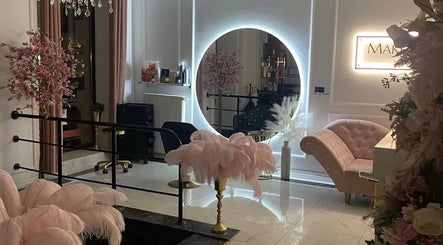 Luksusowe wnętrze Beauty Code w Szczecin, Województwo Zachodniopomorskie, PL. Różowa sofa i dekoracje.