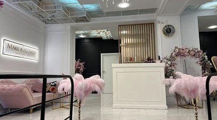 Eleganckie wnętrze Beauty Code w Szczecin, Województwo Zachodniopomorskie z różową sofą i wystrojem.