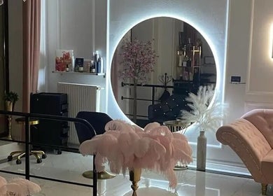 Elegancki salon Beauty w Szczecinie z lustrem i różową sofą, Województwo Zachodniopomorskie, PL.