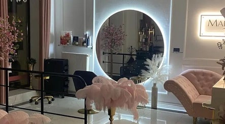 Elegancki salon Beauty w Szczecinie z lustrem i różową sofą, Województwo Zachodniopomorskie, PL.