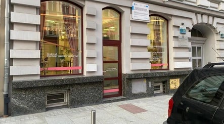 Nowoczesna fasada Beauty w Szczecin, Województwo Zachodniopomorskie, PL z przeszklonymi witrynami.