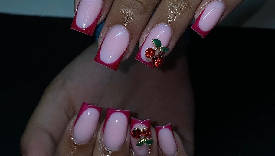 Ongles avec motif cerise chic à M.K Beauty, Toulouse, Occitanie, FR. Design estival et éclatant.