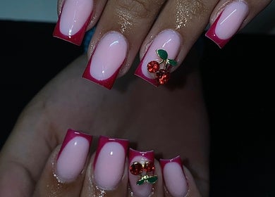Ongles avec motif cerise chic à M.K Beauty, Toulouse, Occitanie, FR. Design estival et éclatant.