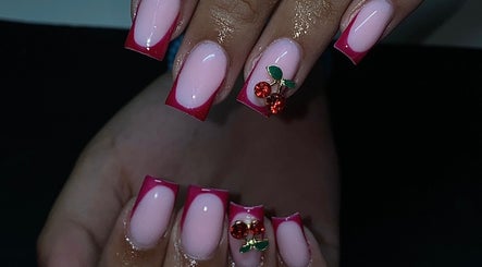 Ongles avec motif cerise chic à M.K Beauty, Toulouse, Occitanie, FR. Design estival et éclatant.